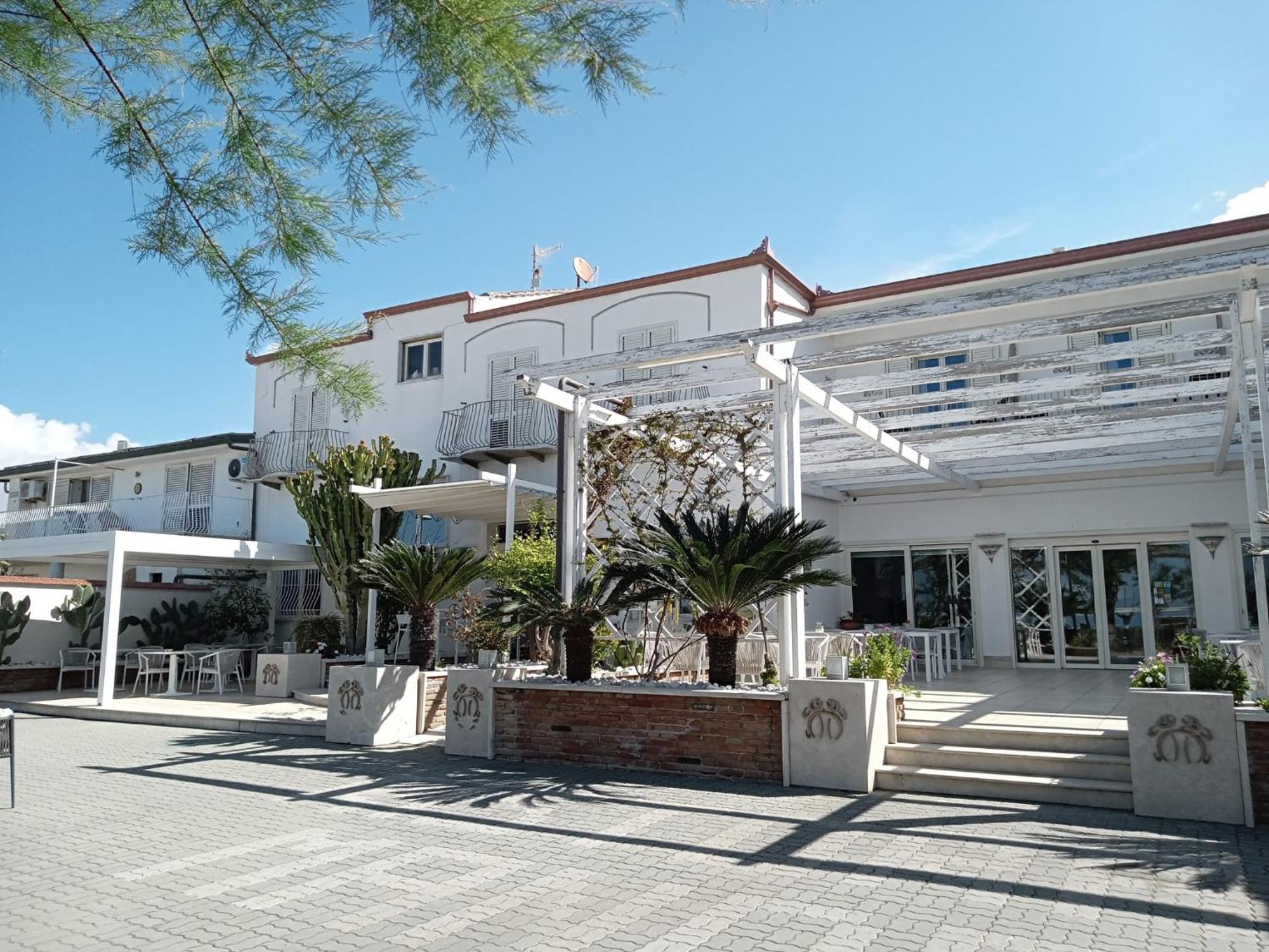 Hotel Mandetta Paestum Bagian luar foto